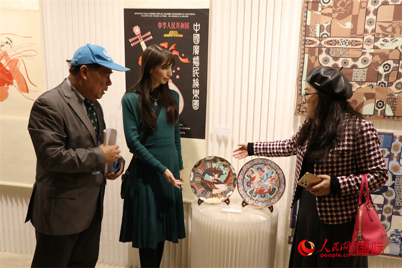 2、本次展覽共展出敦煌主題的作品及文獻(xiàn)八十余套。圖為觀眾正在觀看展覽。 人民網(wǎng)記者 李志偉攝