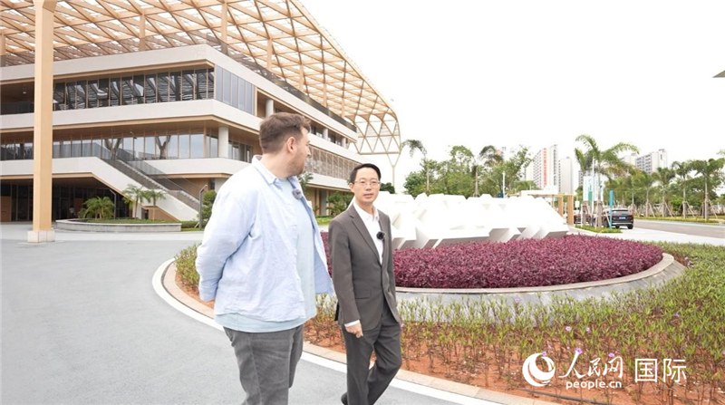 洋浦經(jīng)濟(jì)開發(fā)區(qū)管委會(huì)首席規(guī)劃師林光明（右）接受人民網(wǎng)采訪。 人民網(wǎng)記者 蘇纓翔攝