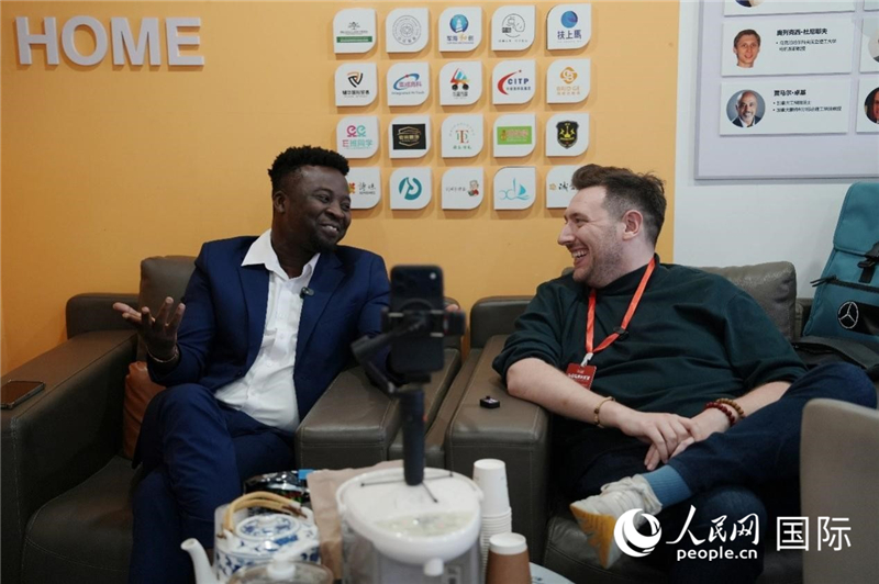 來自加納的創(chuàng)業(yè)者阿米薩·理查德·弗蘭克（左）在?？趪H人才之家接受采訪。 人民網(wǎng) 符武平攝