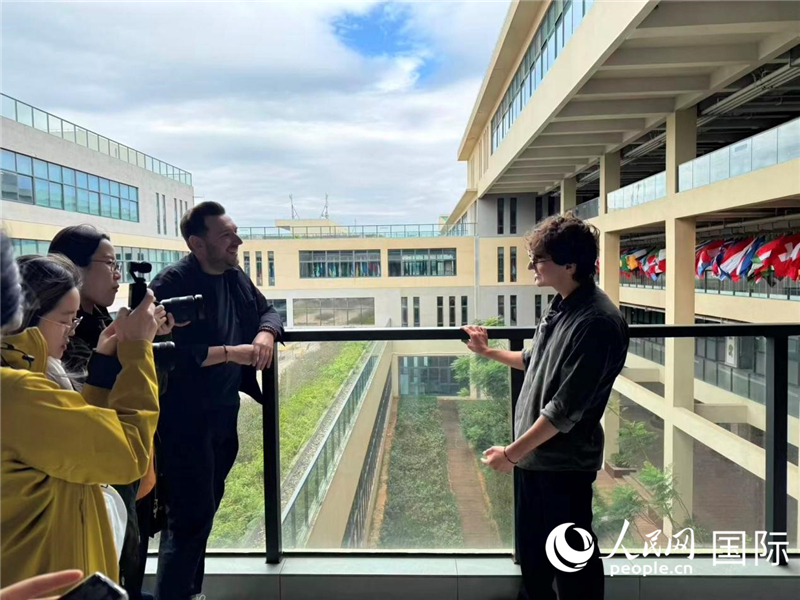 就讀于北京語言大學(xué)海南國際學(xué)院的哈薩克斯坦學(xué)生斯林科·尼基塔接受人民網(wǎng)采訪。 人民網(wǎng)記者 趙健攝