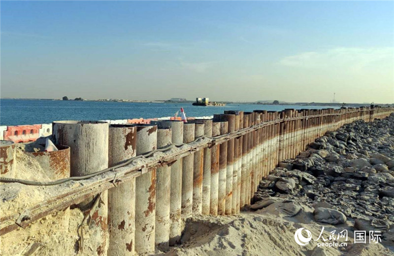 鋼管樁圍堰一角。人民網(wǎng)記者管克江