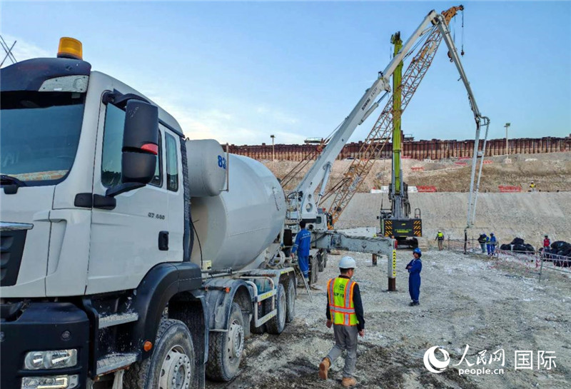 工人在現(xiàn)場(chǎng)澆筑子圍堰止水樁。人民網(wǎng)記者管克江攝