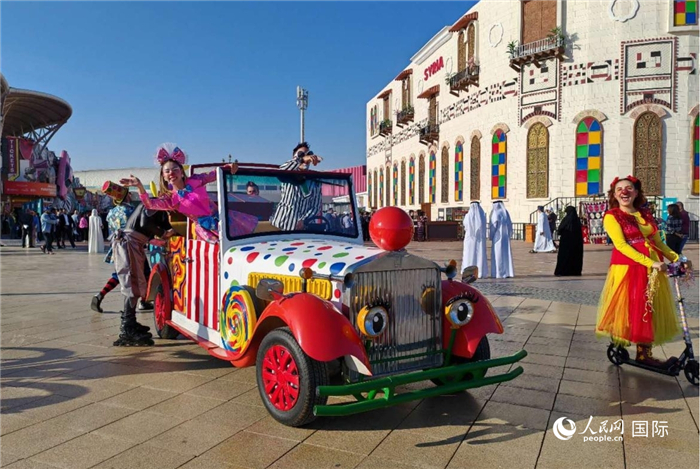 簡報會在迪拜全球村舉行，這是全球村的小丑演員在會前暖場。人民網(wǎng)記者 管克江攝