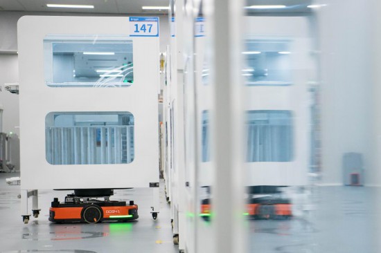 8月20日，在安徽華晟新能源科技股份有限公司的異質(zhì)結(jié)光伏電池及組件工廠內(nèi)，搬運機器人在作業(yè)中。新華社記者 張端 攝