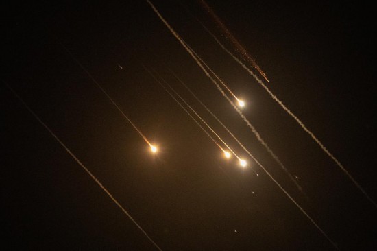 10月1日，以軍防空系統(tǒng)攔截的發(fā)射物從耶路撒冷上空飛過。以色列國防軍發(fā)言人哈加里1日晚發(fā)表聲明說，伊朗從其領(lǐng)土向以色列發(fā)動大規(guī)模導彈襲擊，共發(fā)射超過180枚彈道導彈。新華社記者 陳君清 攝