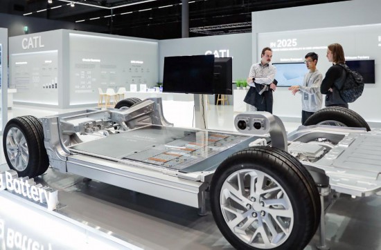 9月11日，人們在德國法蘭克福國際汽車零配件及售后服務展覽會上參觀寧德時代展臺。新華社記者 張帆 攝