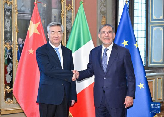 應(yīng)意大利參議院邀請，中共中央政治局常委、中央紀(jì)委書記李希10月30日至11月2日率中共代表團對意大利進行正式友好訪問。這是當(dāng)?shù)貢r間10月31日，李希在羅馬會見意大利參議長拉魯薩。新華社記者 岳月偉 攝