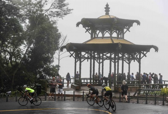   2016年10月30日，在巴西里約熱內(nèi)盧蒂茹卡國家森林公園，游客在“中國亭”內(nèi)參觀游覽。新華社記者 申宏 攝