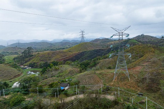   這是2022年9月30日在巴西里約熱內盧拍攝的美麗山特高壓輸電二期項目輸電線路（無人機照片）。新華社記者 王天聰 攝