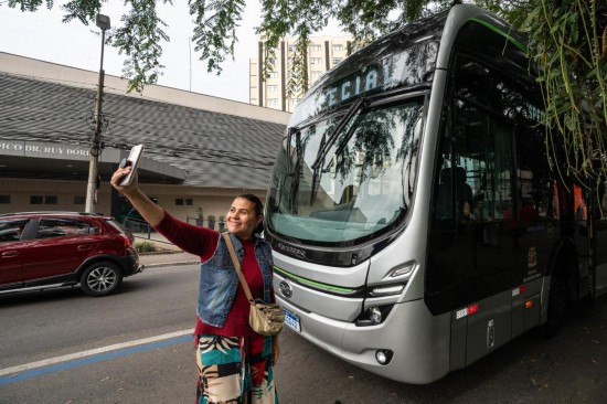   2023年7月12日，在巴西圣保羅州圣若澤杜斯坎普斯，游客與中國品牌純電動大巴合影。新華社記者 王天聰 攝