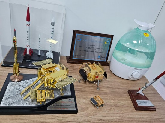   11月13日，在巴西航天局辦公區(qū)域拍攝的航空器模型。新華社記者 周永穗 攝