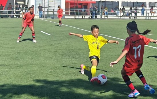   徐向陽（右二）在交流比賽中。受訪者供圖