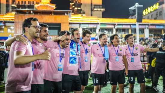   9月28日，駐華外交官們?cè)凇按宄弊闱驁?chǎng)上合影留念。當(dāng)日，“發(fā)現(xiàn)中國之美·相約貴州村超”國際友誼賽在貴州省黔東南苗族侗族自治州榕江縣的“村超”足球場(chǎng)舉行。24名駐華外交官與當(dāng)?shù)亍按宄鼻蜿?duì)進(jìn)行了一場(chǎng)國際友誼賽。新華社記者 陶亮 攝