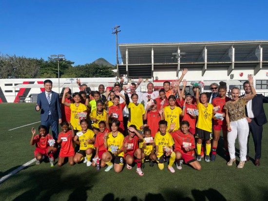   貴州榕江“逐夢(mèng)計(jì)劃”青少年足球隊(duì)在巴西交流比賽后的合影。受訪者供圖