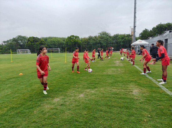   貴州榕江“逐夢(mèng)計(jì)劃”青少年足球隊(duì)在巴西交流訓(xùn)練中。受訪者供圖