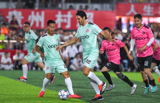   5月27日，卡卡（中）在“逐夢(mèng)”冠軍明星公益賽中。新華社記者 楊文斌 攝