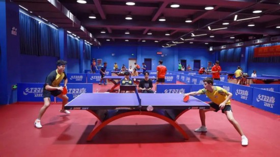   6月15日，巴西國家青少年乒乓球隊(duì)隊(duì)員在廣西大學(xué)與該校乒乓球隊(duì)隊(duì)員、廣西乒乓球隊(duì)隊(duì)員舉行友誼賽（董欽文 攝）。圖片來自廣西大學(xué)體育學(xué)院官方社交賬號(hào)