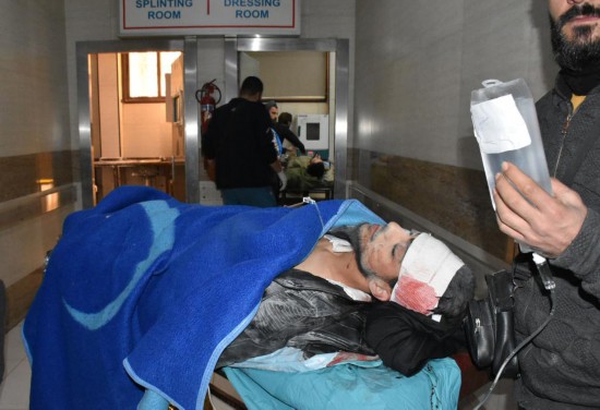 11月29日，在敘利亞阿勒頗，傷者被送往醫(yī)院接受治療。新華社發(fā)