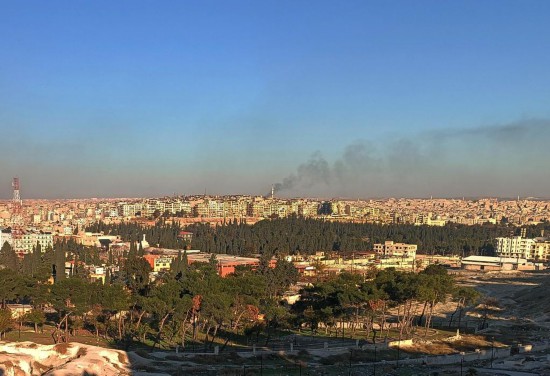 12月1日，敘利亞北部城市阿勒頗升起滾滾濃煙（手機(jī)照片）。新華社發(fā)