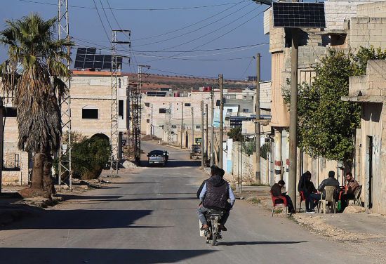 這是12月1日拍攝的敘利亞哈馬省北部一處城鎮(zhèn)街道。新華社發(fā)