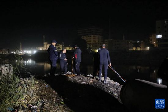 12月8日，救援人員在埃及南部艾斯尤特省的小巴車墜水事故現(xiàn)場救援。新華社發(fā)