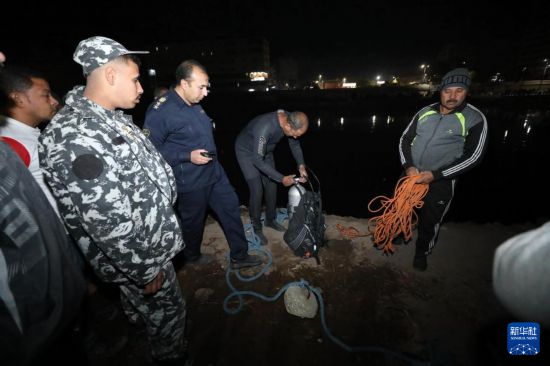 12月8日，救援人員在埃及南部艾斯尤特省的小巴車墜水事故現(xiàn)場準(zhǔn)備救援。新華社發(fā)