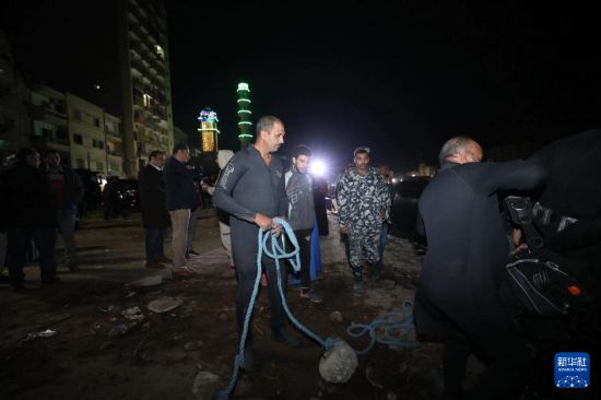 12月8日，救援人員在埃及南部艾斯尤特省的小巴車墜水事故現(xiàn)場準(zhǔn)備救援。新華社發(fā)