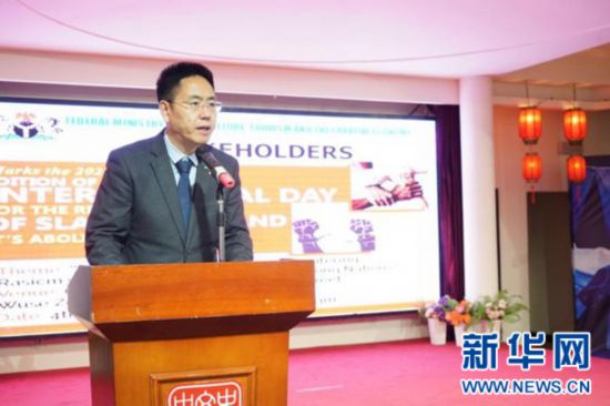 中國(guó)駐尼日利亞大使館文化參贊兼尼日利亞中國(guó)文化中心主任楊建興致辭。（圖片由尼日利亞中國(guó)文化中心提供）