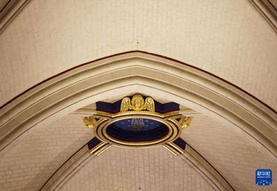 這是12月8日在重新開(kāi)放儀式上拍攝的巴黎圣母院內(nèi)景。新華社記者 高靜 攝