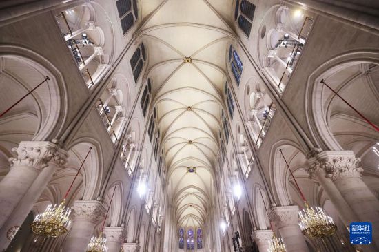 這是12月8日在重新開放儀式上拍攝的巴黎圣母院內(nèi)景。新華社記者 高靜 攝