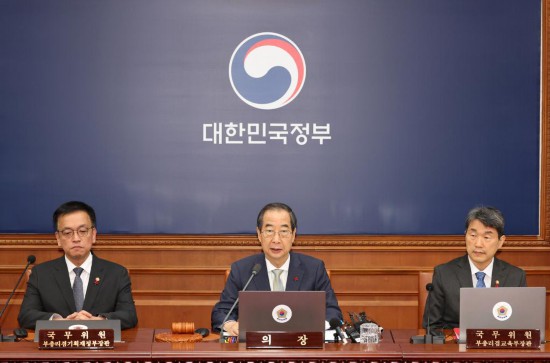   12月14日，在韓國(guó)首都首爾，代行總統(tǒng)職權(quán)的韓國(guó)國(guó)務(wù)總理韓德洙（中）召開(kāi)臨時(shí)國(guó)務(wù)會(huì)議。新華社/紐西斯通訊社