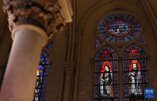 這是12月8日在重新開放儀式上拍攝的巴黎圣母院內(nèi)景。新華社記者 高靜 攝