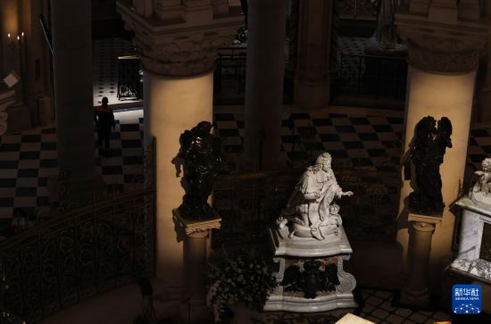 這是12月8日在重新開放儀式上拍攝的巴黎圣母院內(nèi)景。新華社記者 高靜 攝