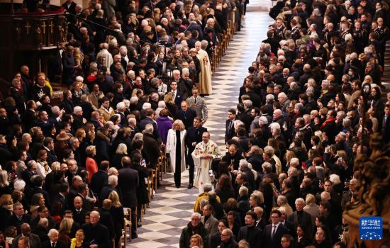 12月8日，法國總統(tǒng)馬克龍和夫人布麗吉特抵達巴黎圣母院出席重新開放儀式。新華社記者 高靜 攝