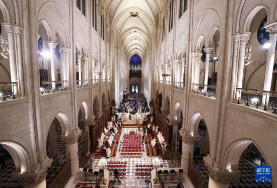 這是12月8日在重新開(kāi)放儀式上拍攝的巴黎圣母院內(nèi)景。新華社記者 高靜 攝
