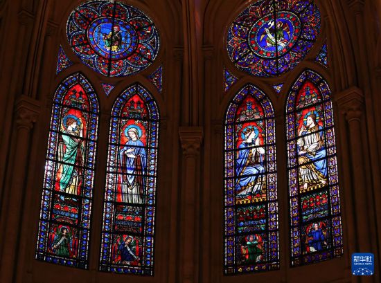 這是12月8日在重新開放儀式上拍攝的巴黎圣母院內(nèi)景。新華社記者 高靜 攝