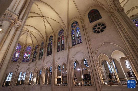 這是12月8日在重新開放儀式上拍攝的巴黎圣母院內(nèi)景。新華社記者 高靜 攝