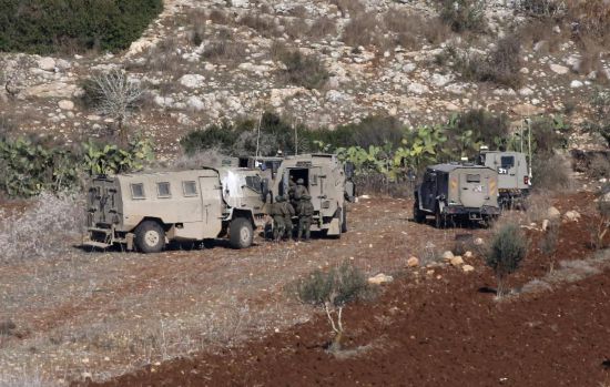 這是12月1日在約旦河西岸北部杰寧地區(qū)的賽爾鎮(zhèn)開(kāi)展行動(dòng)的以軍車輛。新華社發(fā)（尼達(dá)爾·艾仕塔耶?dāng)z）