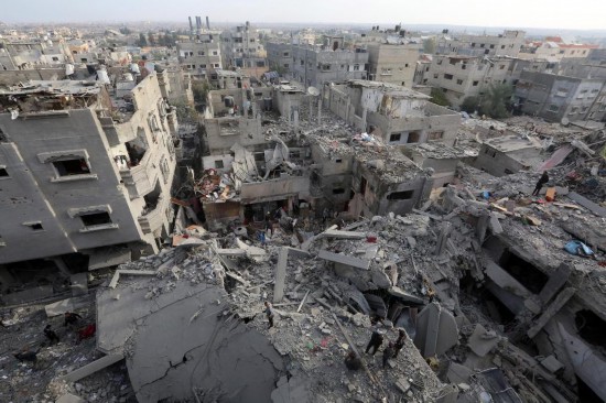 這是12月7日在加沙地帶中部努賽賴特難民營(yíng)拍攝的遭以軍轟炸后的建筑廢墟。新華社發(fā)（里澤克·阿卜杜勒賈瓦德攝）