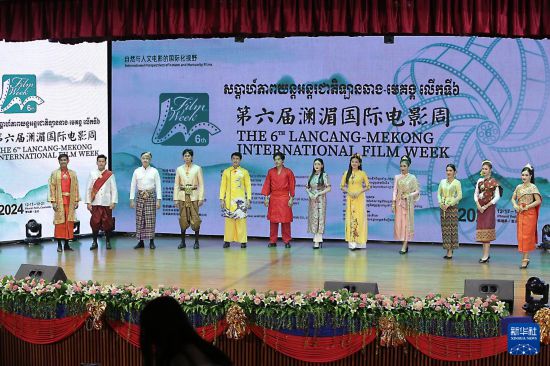 這是12月18日在柬埔寨首都金邊拍攝的第六屆瀾湄國(guó)際電影周開(kāi)幕式。新華社發(fā)（批隆攝）