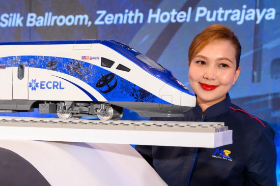12月18日，在馬來(lái)西亞普特拉賈亞，模特與新的動(dòng)車組模型合影。新華社發(fā)（張紋綜攝）
