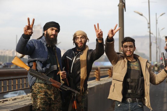 這是12月8日在敘利亞首都大馬士革拍攝的武裝人員。新華社發(fā)