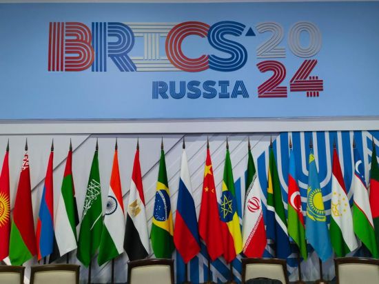 2024年10月24日在俄羅斯喀山拍攝的金磚峰會標識和國旗。（新華社記者 李學仁 攝）