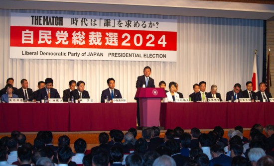 9月12日，在日本東京，9名自民黨總裁選舉候選人依次在自民黨總部發(fā)表政見(jiàn)演講。新華社記者岳晨星攝