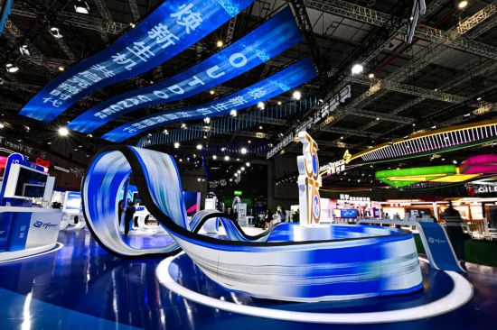 這是2024年11月8日在第七屆進博會醫(yī)療器械及醫(yī)藥保健展區(qū)拍攝的輝瑞展臺。新華社記者 辛悅衛(wèi) 攝