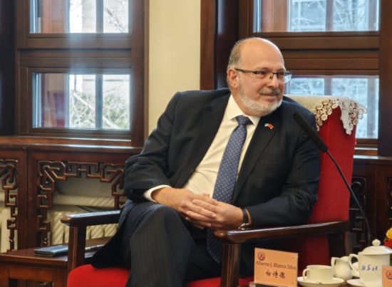   1月16日，古巴駐華大使白詩德參訪新華社。新華社記者 馬卓言 攝