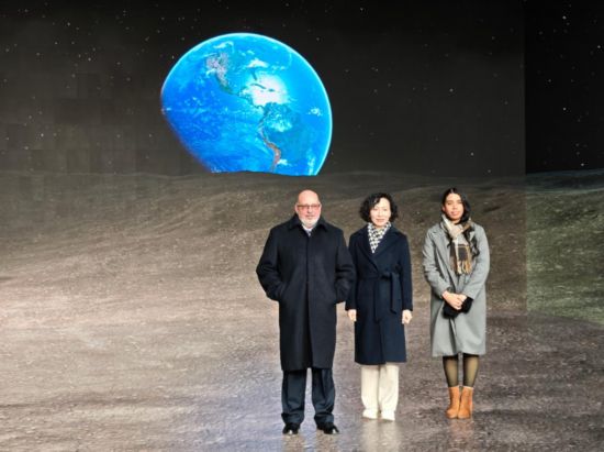   1月16日，古巴駐華大使白詩德一行參觀新華社新立方智能化演播室。新華社記者 馬卓言 攝