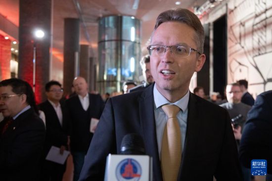 　　1月24日，在匈牙利布達(dá)佩斯，匈牙利文化與創(chuàng)新部長漢科·鮑拉日接受新華社記者采訪。 新華社發(fā)（弗爾季·奧蒂洛攝）