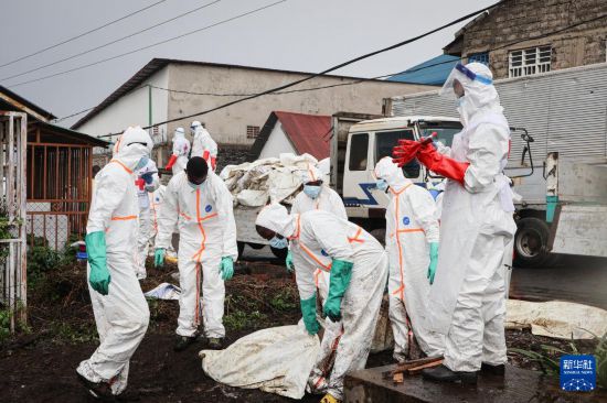 2月5日，在剛果（金）北基伍省首府戈馬市，工作人員轉(zhuǎn)移遇難者遺體。新華社發(fā)（加南攝）