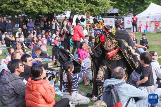 2月7日，人們?cè)谛挛魈m克賴斯特徹奇新春嘉年華活動(dòng)上觀看川劇變臉表演。新華社記者 龍雷 攝